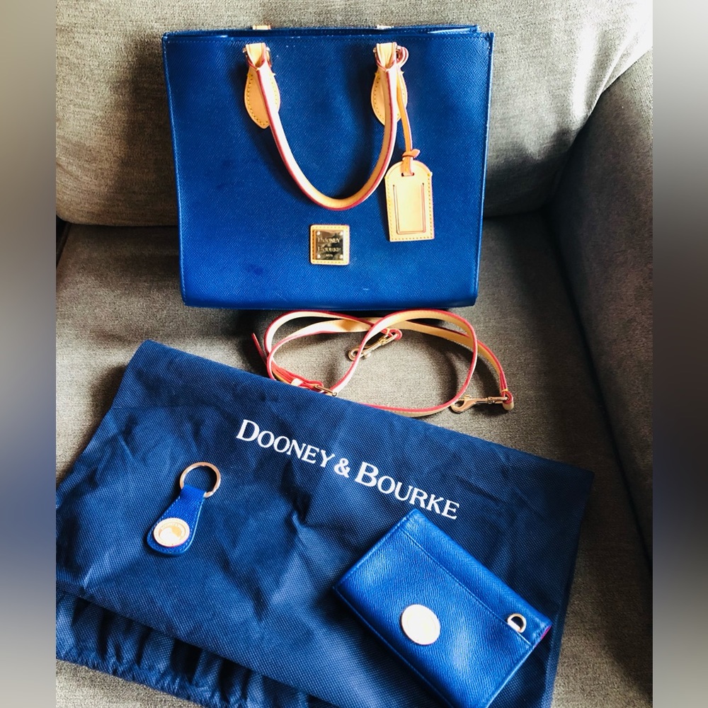 Dooney & Bourke Saffiano Janine Crossbody Satchel WITH Key holder & Wristlet! - Picture 3 of 10